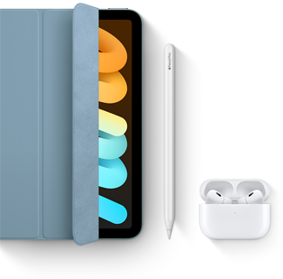 Un iPad mini con custodia Smart Folio, accanto a una Apple Pencil Pro e un paio di AirPods Pro