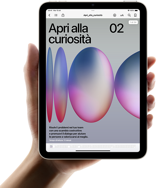 Una mano che regge un iPad mini in verticale. Sul display è mostrata l’app Libri